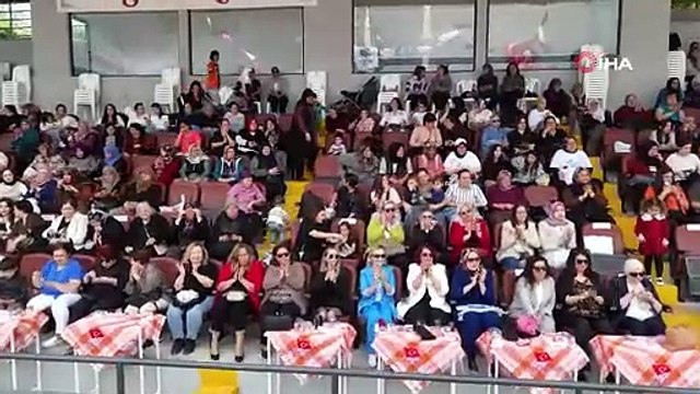 Kadınlar en çok domatesi yemek için yarıştı: Birinci 1,5 kilo üzerinde domates yedi