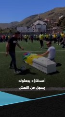 وداع خاص بطريقة غريبة في إيطاليا 🇮🇹  أحضروا نعش صديقهم المتوفي وجعلوه يسجل هدفه الأخير بالملعب الذي كان يلعب فيه 💔⚽