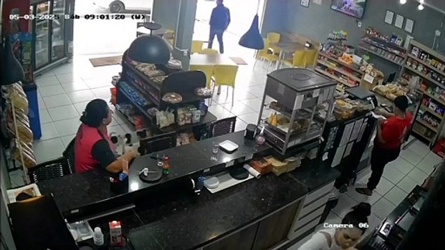 Cãezinhos ladrões de pururuca surpreendem funcionários de padaria de Umuarama; com vídeo