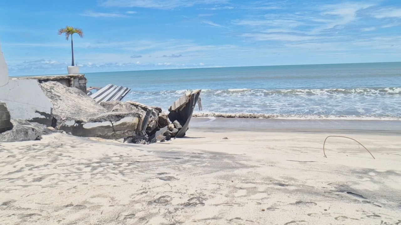 Residentes de playa Malibú en Chame reconstruyen muros y viviendas afectadas por oleajes