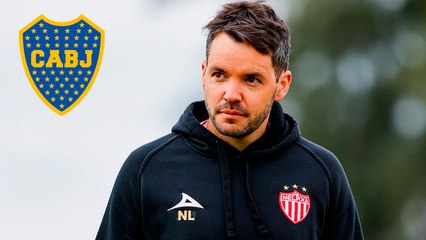 Nicolás Larcamón levanta la mano para dirigir Boca Juniors