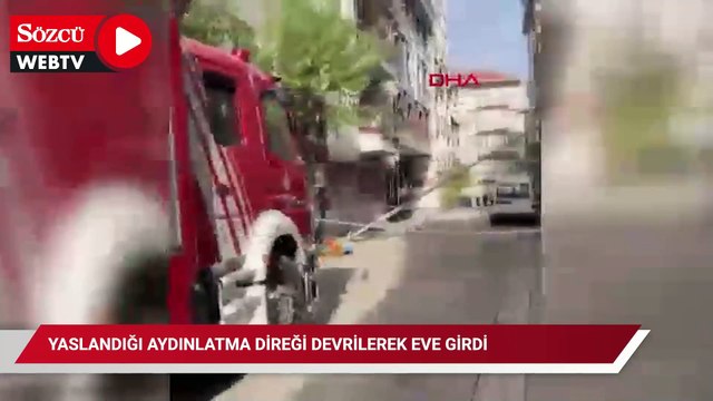 Yaslandığı aydınlatma direği devrilerek eve girdi