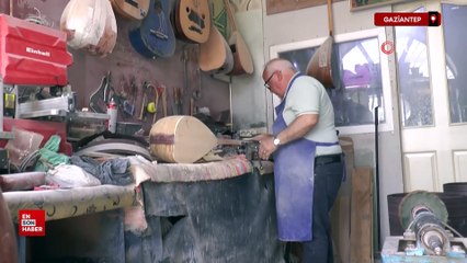 Gaziantep'te 35 yıldır imalatını yaptığı bağlamaları çalamayan ustanın üzüntüsü