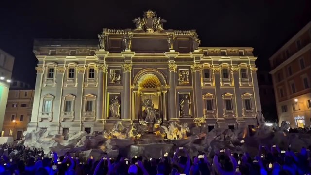 Fontana di Trevi, luci colorate e giochi grafici per celebrare gli Internazionali di tennis al Foro Italico