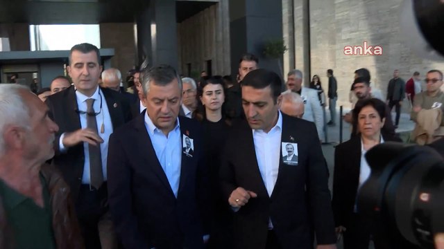 CHP lideri Özgür Özel'e cenaze çıkışı yumruklu saldırı!