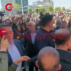 Özgür Özel'e yumruklu saldırı!