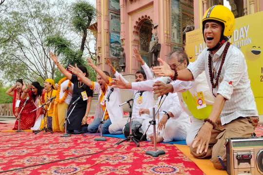 World Laughter Day 2025: शहरवासियों ने लूटा हंसी का खजाना, वीडियो में देखें जयपुर में पत्रिका गेट पर सजी हंसोड़ों की महफिल
