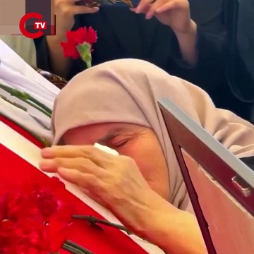 Sırrı Süreyya Önder'in annesi Zeliha Önder oğlunun tabutuna sarılarak ağıt yaktı