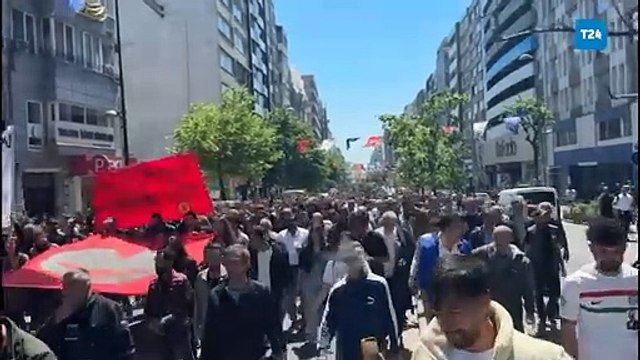 Sırrı Süreyya Önder’in anma töreninden çıkanlar çevik kuvvet polis engelini geçti,