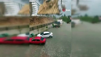 Elazığ'da uçan çatı araçların yanına düştü!