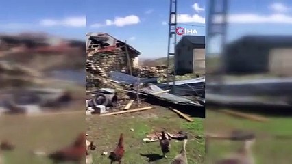 Tekman’da hortumda binaların çatıları uçtu