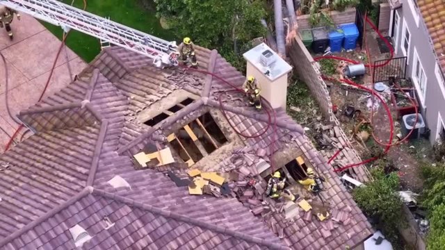 Accidente de avioneta en zona residencial de California deja a dos personas muertas