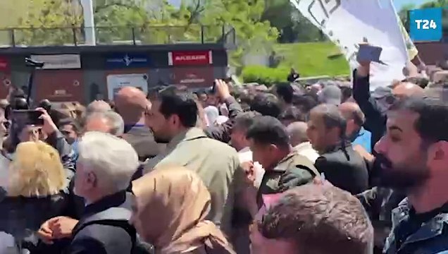Sırrı Süreyya Önder’in AKM’deki anma töreninden çıkan vatandaşlar çevik kuvvet polis engelini geçti