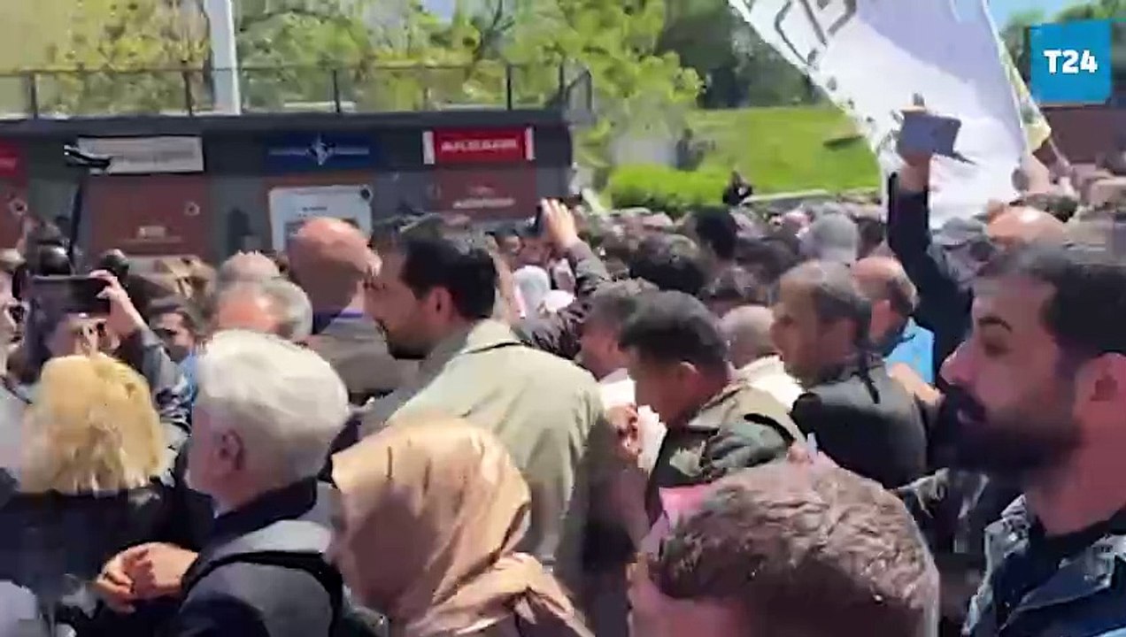 Sırrı Süreyya Önder’in AKM’deki anma töreninden çıkan vatandaşlar çevik kuvvet polis engelini geçti