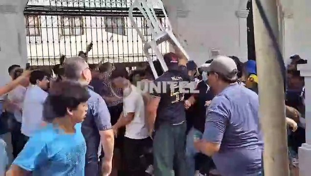 Video: Sillazos y patadas cuando concejales intentaron ingresar al Concejo de Santa Cruz de la Sierra
