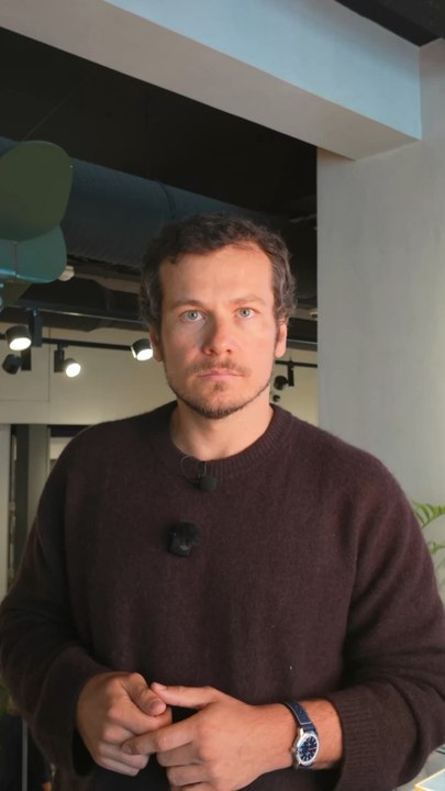 Elle m’a accompagné le jour de mon événement de lancement. Parfaite, taille contenue, lumineux cadran bleu. J’ai adoré ! Et toi ?  📽️: @tiktakheure #breitling #montres #horlogerie #breitlingtoptime