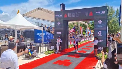 Erick García Rossi, primer dominicano en cruzar la meta del Ironman 70.3 Cap Cana