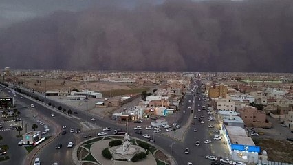 عاصفة ترابية هائلة في منطقة القصيم في السعودية