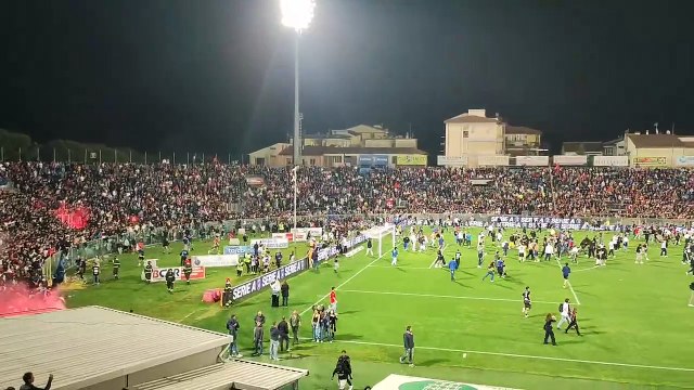 Pisa in Serie A, esplode la gioia all'Arena: l'invasione di campo dei tifosi