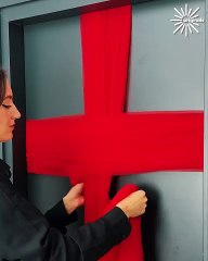 Festive Christmas door decoration with a bow 🎄🌟