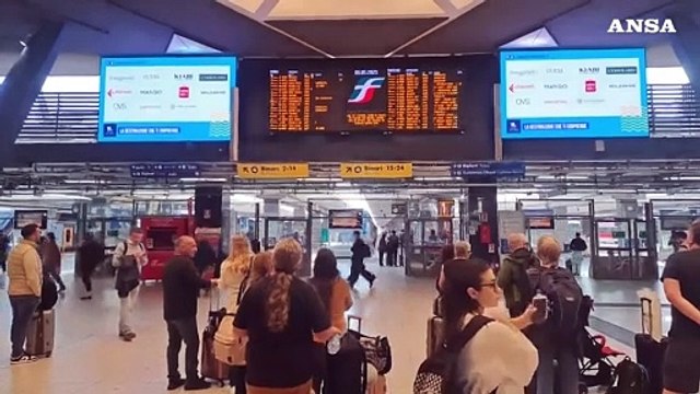 Napoli Centrale, lo sciopero dei treni provoca ritardi e cancellazioni