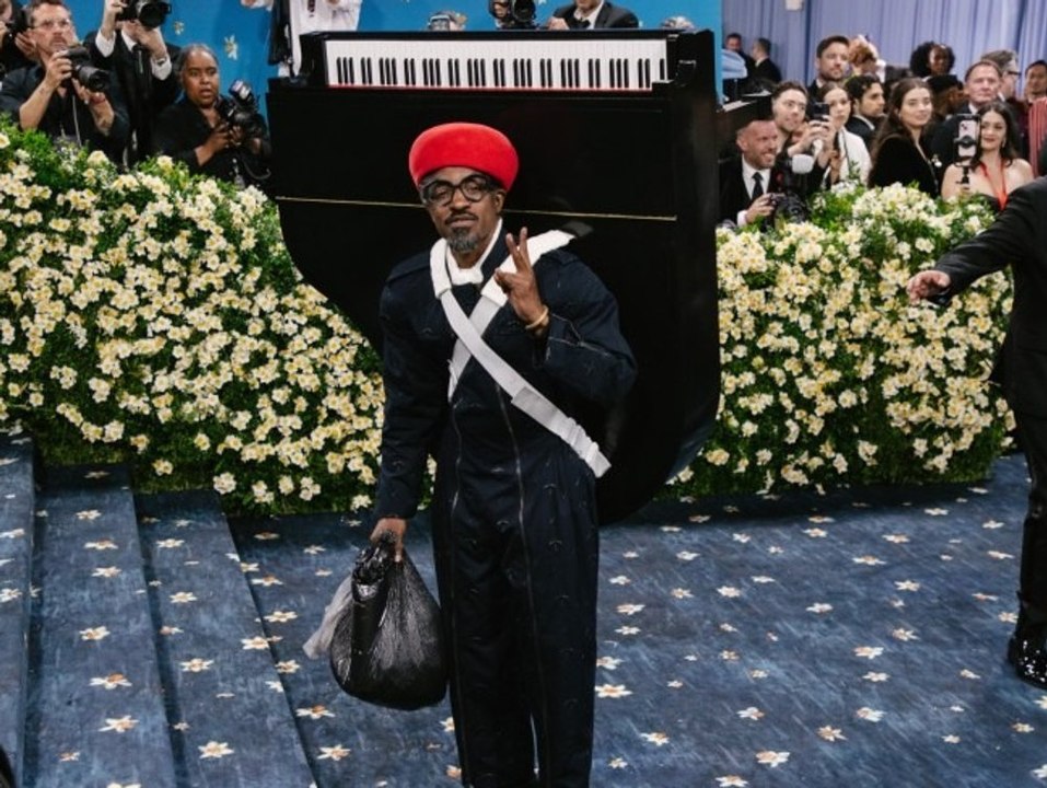 Rapper André 3000 trägt bei Met Gala riesiges Klavier auf dem Rücken