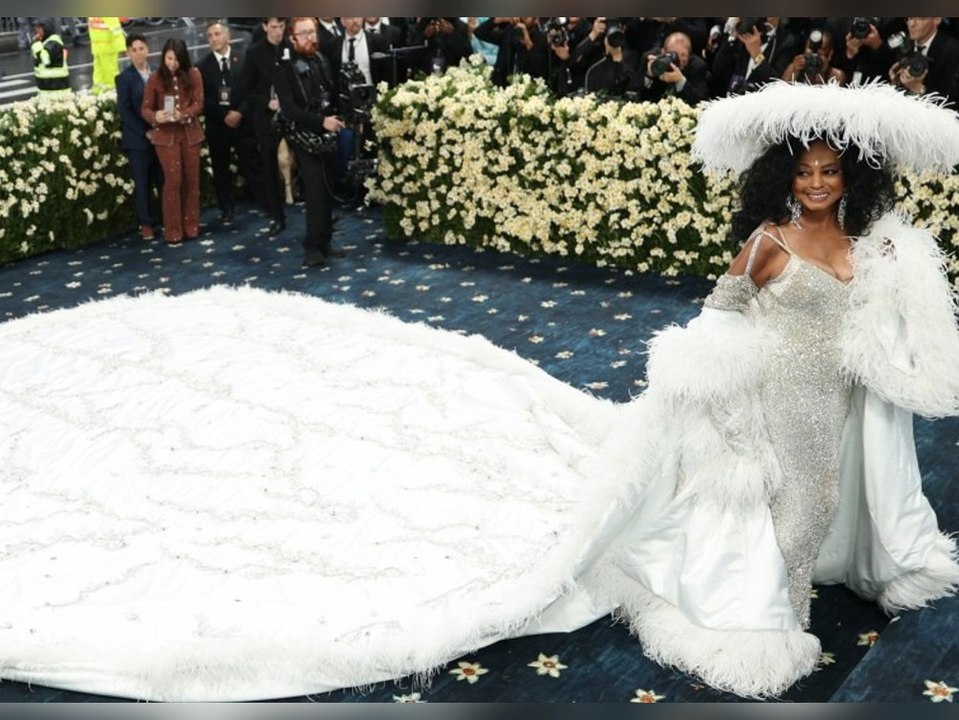 Diana Ross stiehlt bei Met Gala mit Fünf-Meter-Schleppe die Show