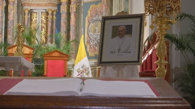 Panameños siguen dejando mensajes y firmas en honor al papa Francisco en el libro de condolencias