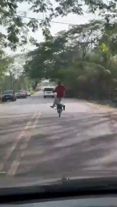 Captan a motociclista haciendo arriesgadas piru...