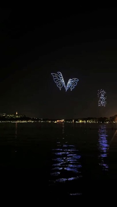 Drone Light Show Performance over Hangzhou West Lake / Spectacle de lumières par drones au-dessus du lac de l'Ouest à Hangzhou