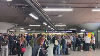 Las imágenes de desconcierto en Atocha de los pasajeros afectados por el robo de cable en AVE