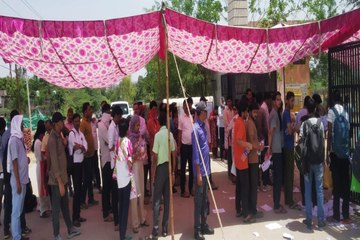 swm news...यहां परीक्षा शुरू होने के 15 मिनट बाद भी मोबाइल चलाती मिली लड़किया