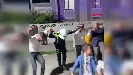 Trafik polisi yolu kapatan düğün sahiplerinin halayına katıldı