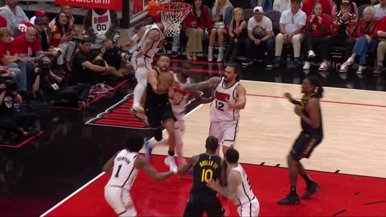 Steph Curry makes miracle reverse layup