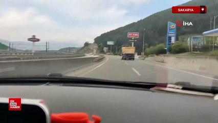 Sakarya'da 139 kilometre hızla giden otomobilin yetişemediği kamyon