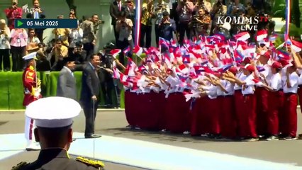 Aksi Prabowo Bantu Presiden Senat Kamboja: Genggam Tangan saat Turun Tangga hingga Geser Kursi