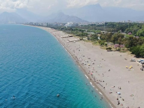 Antalya’da bahar havası: Konyaaltı Sahili’ne akın ettiler!