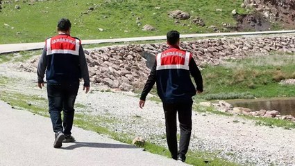 Yüksekova’da ters laleleri jandarma ekipleri koruyor