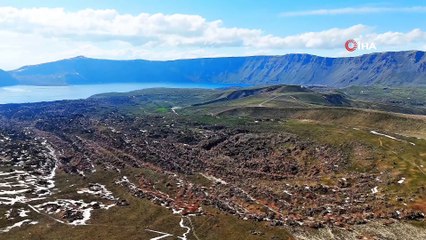 Bitlis'ten muhteşem manzaralar! Karların erimesiyle Nemrut Kalderası yeşermeye başladı