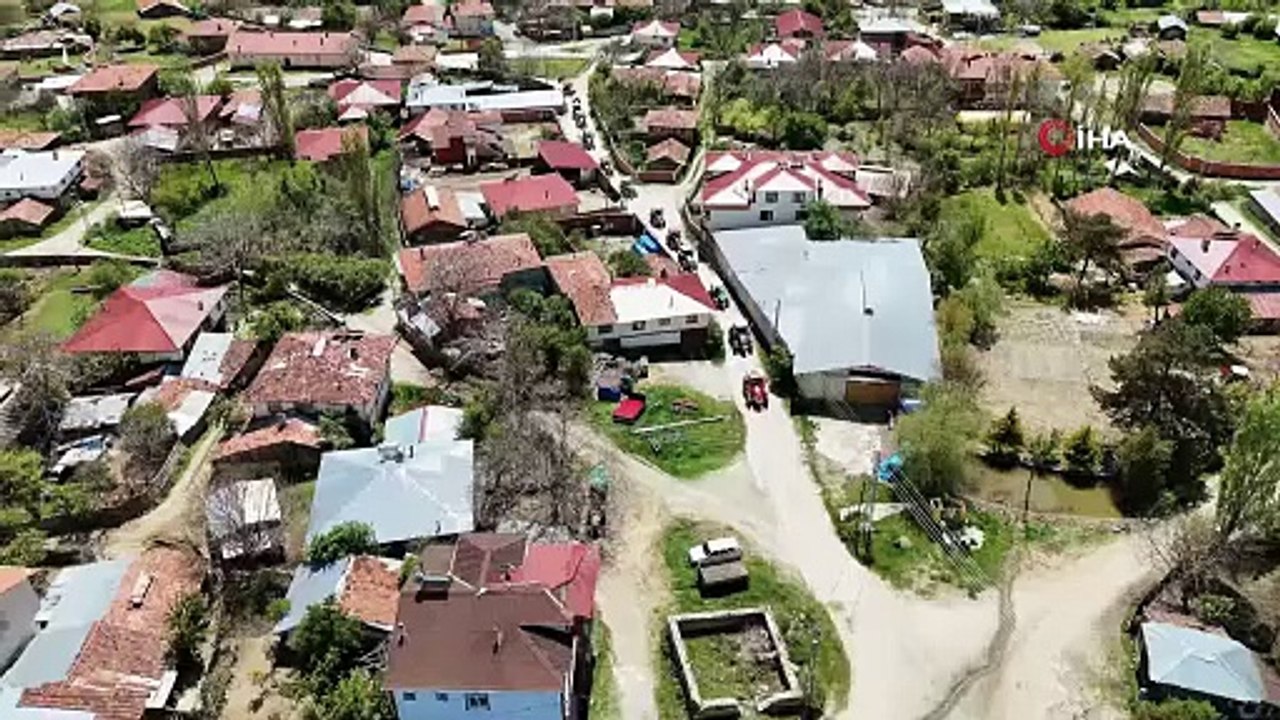 Gelin direksiyon başına geçti traktör, çiftçi çiftin gelin arabası oldu