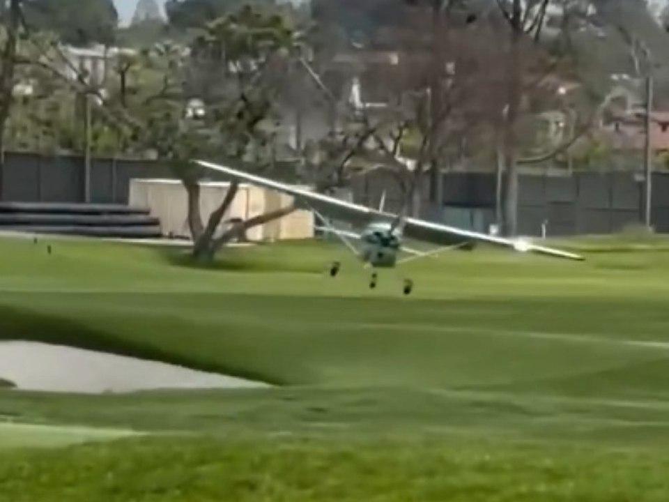 Dramatische Notlandung: Kleinflugzeug schrammt über Golfplatz