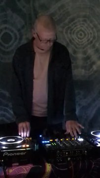 Snooker legend Steve Davis leaves Sheffield pub goers tickled pink with secret DJ set