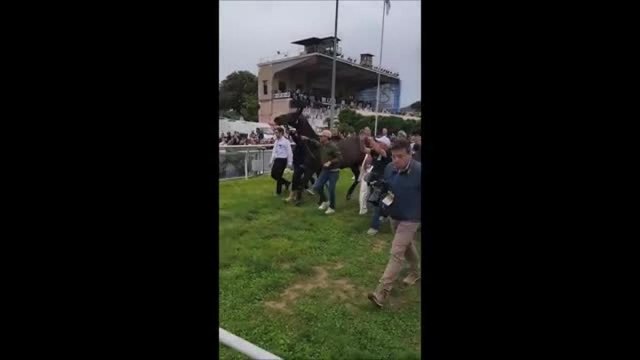 Varenne sfila ad Agnano, la standing ovation dei 10mila spettatori