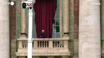 Il balcone centrale della Basilica di San Pietro si prepara in vista del conclave