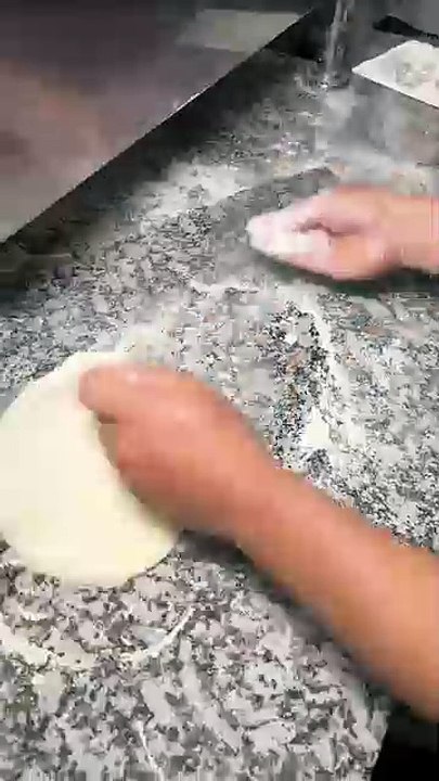 Bu pizzanın üzerine sıkılan beyaz şey de ne.