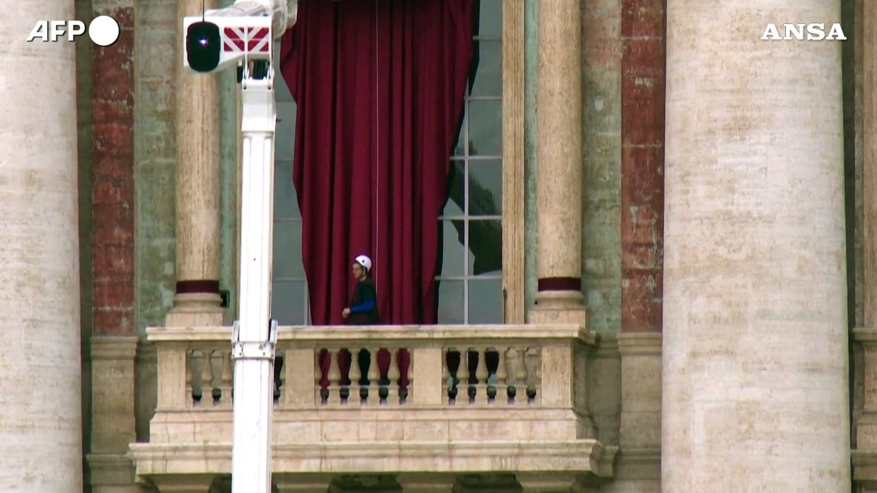 Video Il balcone centrale della Basilica di San Pietro si prepara in vista del conclave