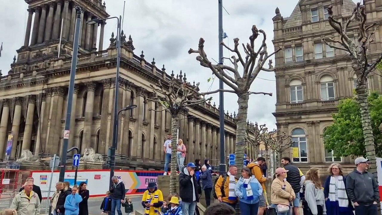 Fans line the streets ahead of LUFC celebration parade