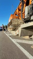 Carreta transportando máquina,  perdeu uma das rodas, no acesso ao Elevado do CIC