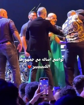 قبلة من أصالة لمعجب تشعل السوشيال ميديا: فيديو