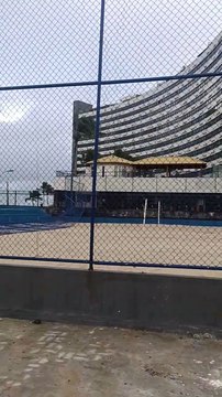 Fortes ventos derrubam alambrado de quadra esportiva em Ondina